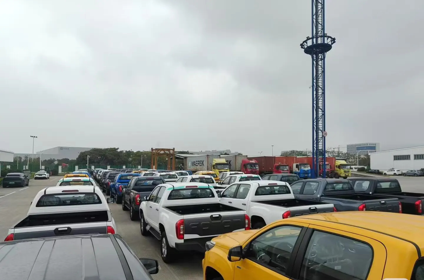 مركبات مجمعة في ساحة قبل التصدير