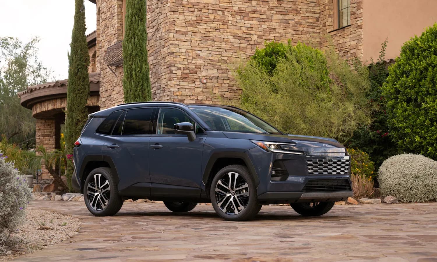 2026 Toyota RAV4 — منظر أمامي جانبي, SUV مدمجة · تصدير من الصين