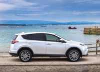 Toyota RAV4 reviews 2017 white sea